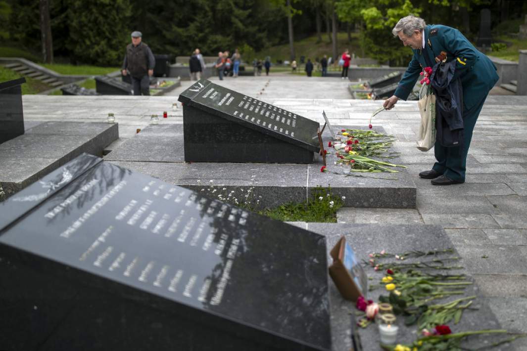 Colocación de flores y coronas en el cementerio de Antakalnis con motivo del 79.º aniversario de la Victoria en la Gran Guerra Patria, Vilna, 9 de mayo de 2024