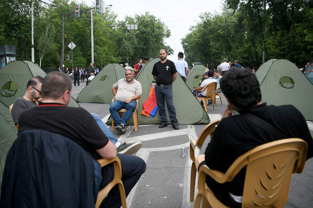 протесты в армении установили палатки у здания 