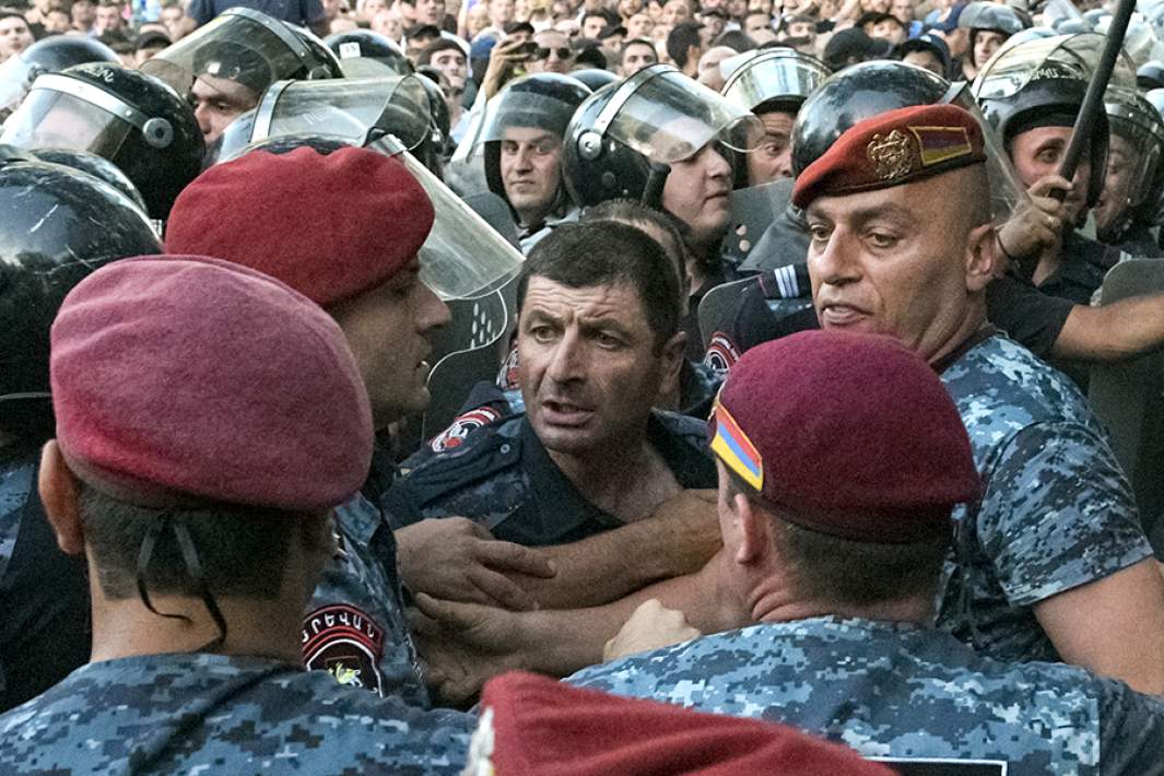 Столкновение участников акции протеста и сотрудников полиции в Ереване