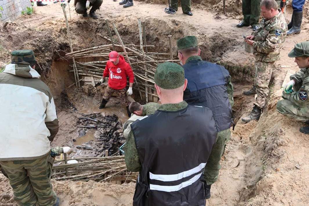 Брянские поисковики на месте обнаружения останков узников нацистского концлагеря «Дулаг-142», который был одним из самых крупных на территории СССР в годы Великой Отечественной войны