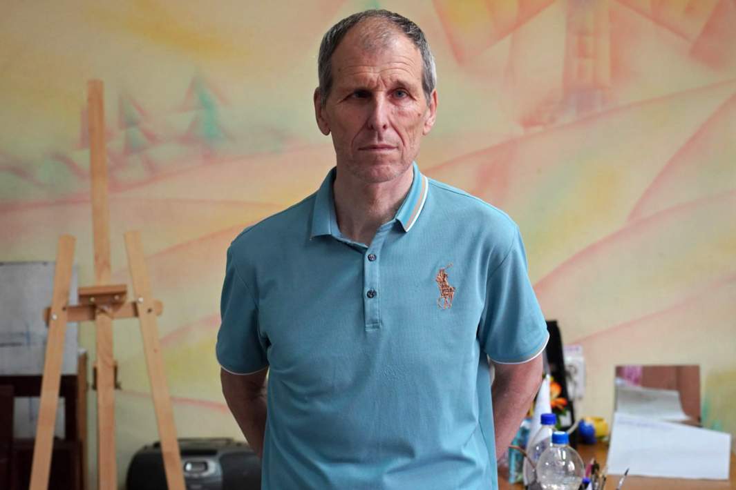 Учитель рисования Анатолий Дзюбан после выезда из Павловки работает в Донецке