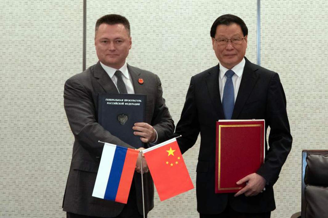 Игорь Краснов и Ин Юн на подписании договоров о сотрудничестве