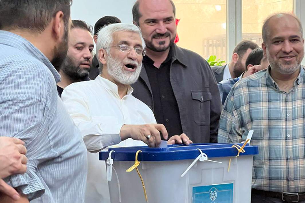 Кандидат в президенты Ирана, представитель духовного лидера в Совете безопасности Исламской Республики Саид Джалили на избирательном участке во время голосования