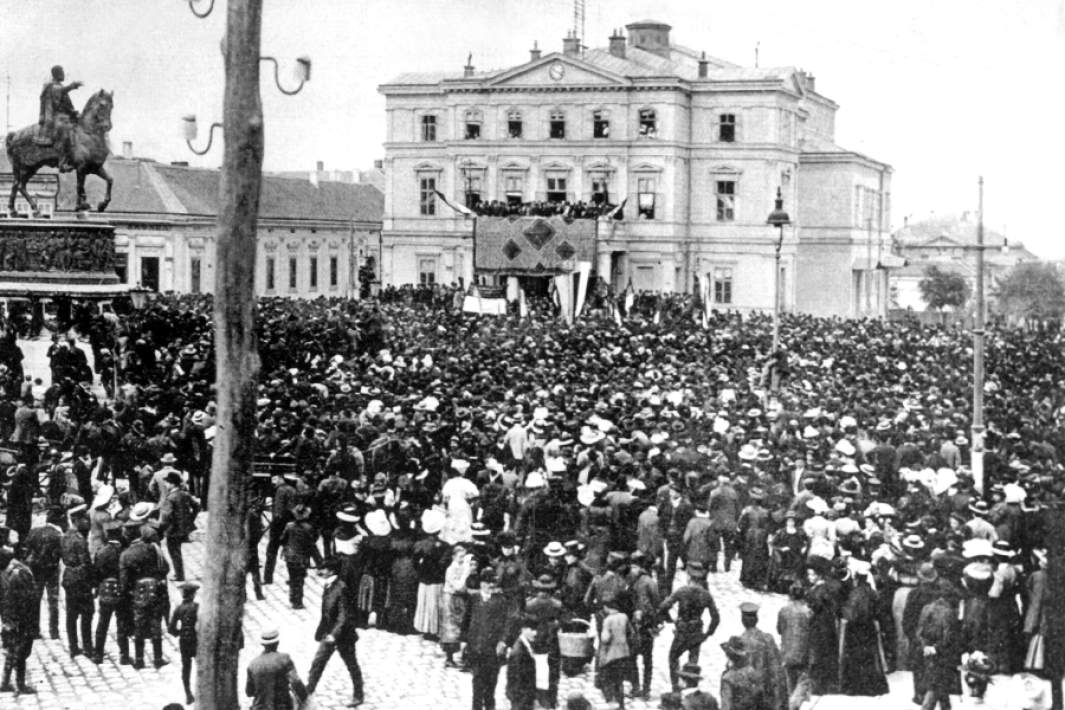 Демонстрация напротив Национального театра в Белграде. Июль 1914 года
