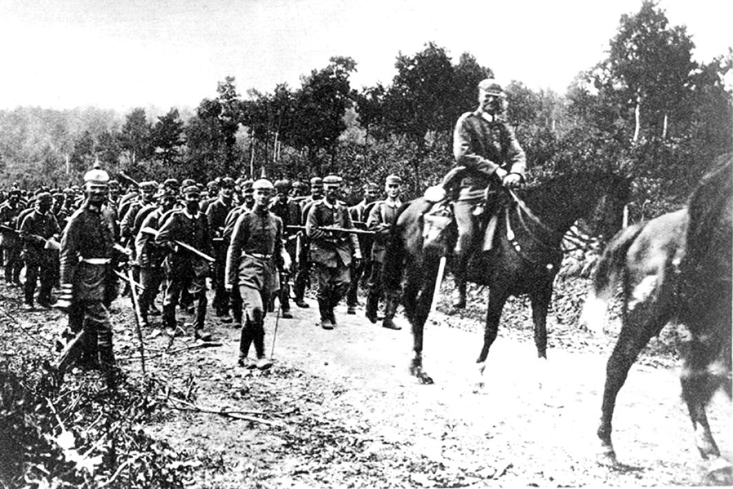 Германские солдаты пересекают французскую границу. Август 1914 года