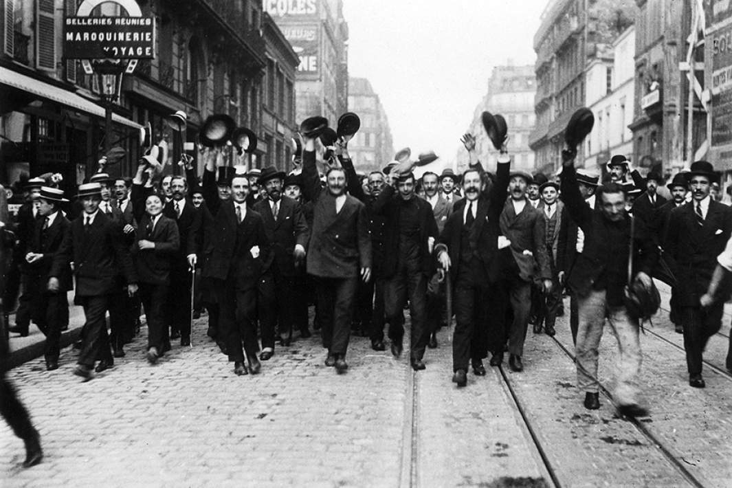 Демонстрация в Париже в день начала Первой мировой войны. Август 1914 года