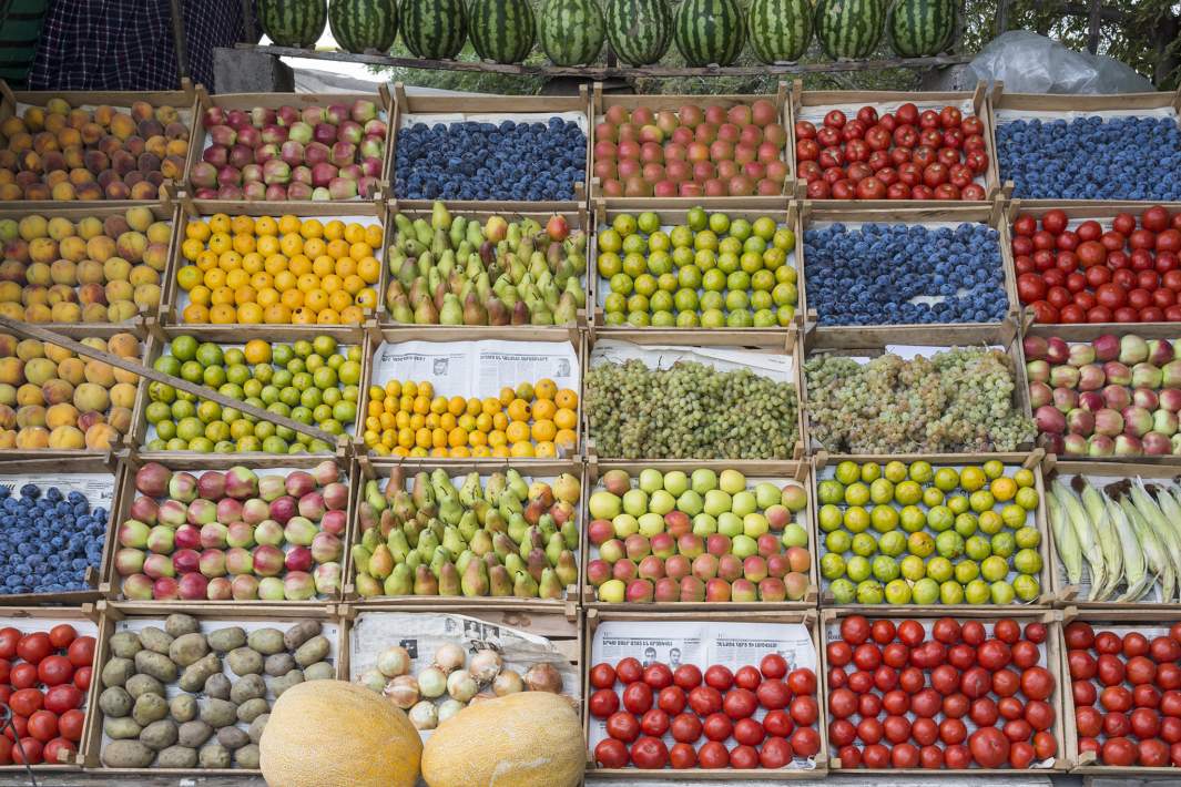 Придорожный киоск, торгующий фруктами в Армении