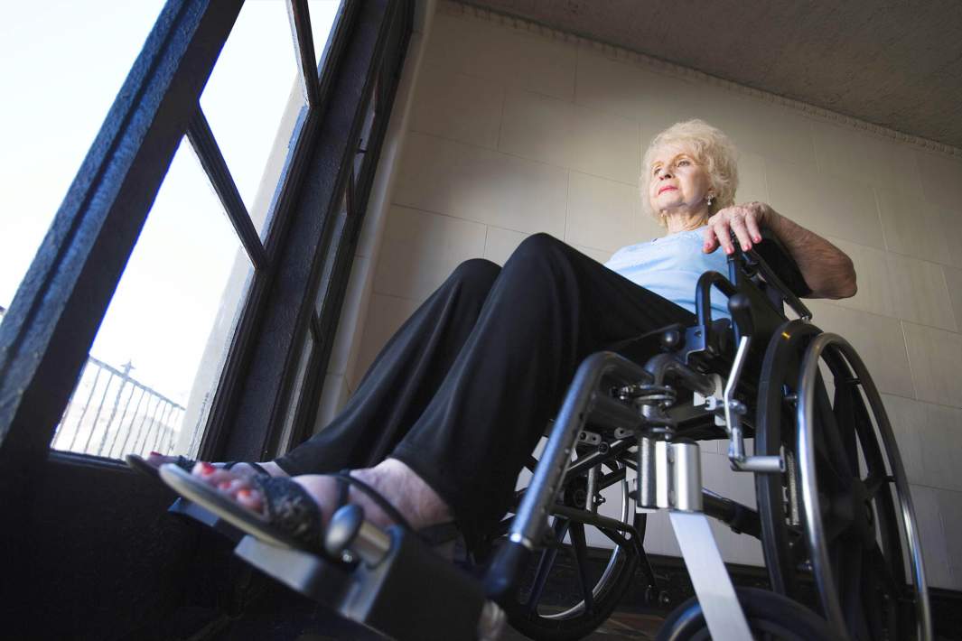 женщина инвалид в инвалидной коляске