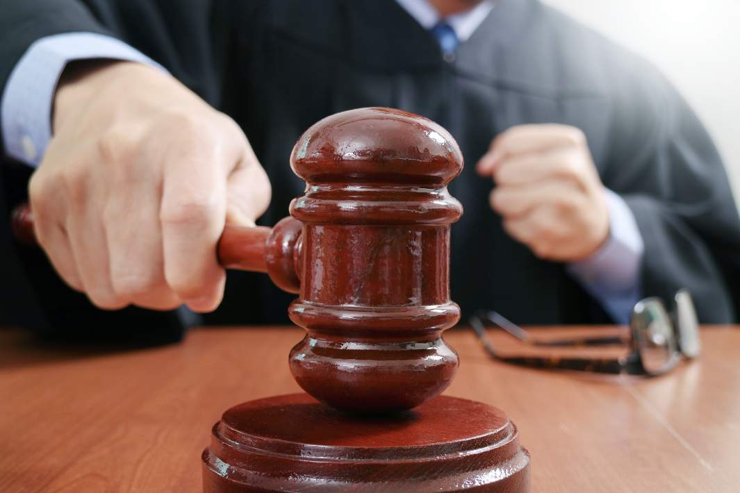 Судья стучит молотком для завершения принятия закона
