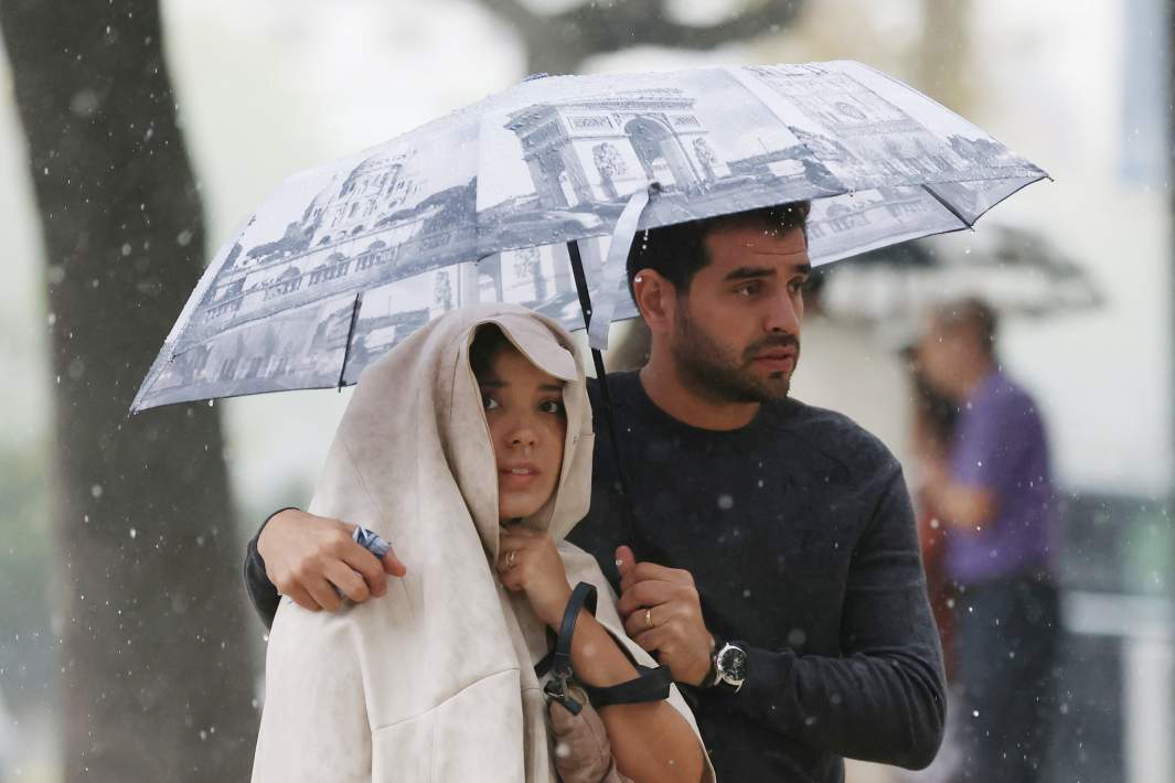 Дождь в париже люди под зонтом