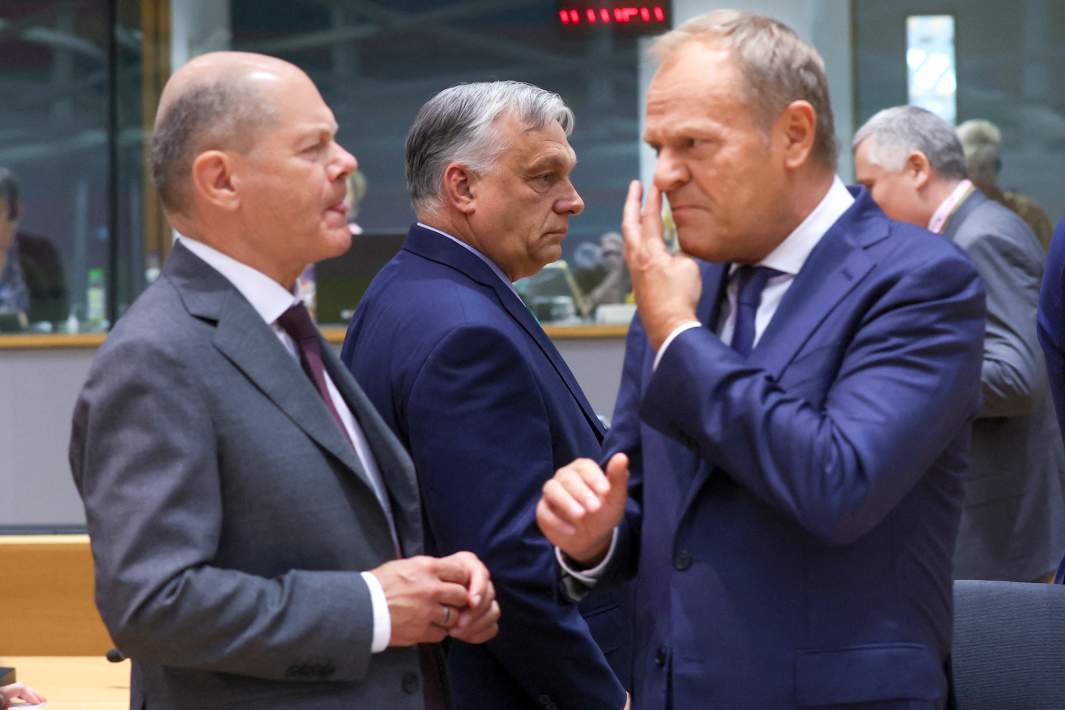 Канцлер Германии Олаф Шольц, премьер-министр Венгрии Виктор Орбан и премьер-министр Польши Дональд Туск на саммите ЕС в Брюсселе