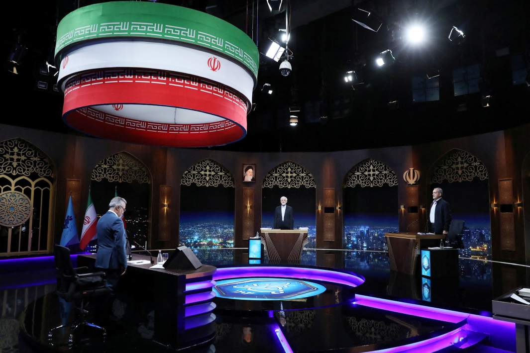 Кандидаты в президенты Масуд Пезешкиан и Саид Джалили во время предвыборных дебатов в Тегеране, 1 июля 2024 года