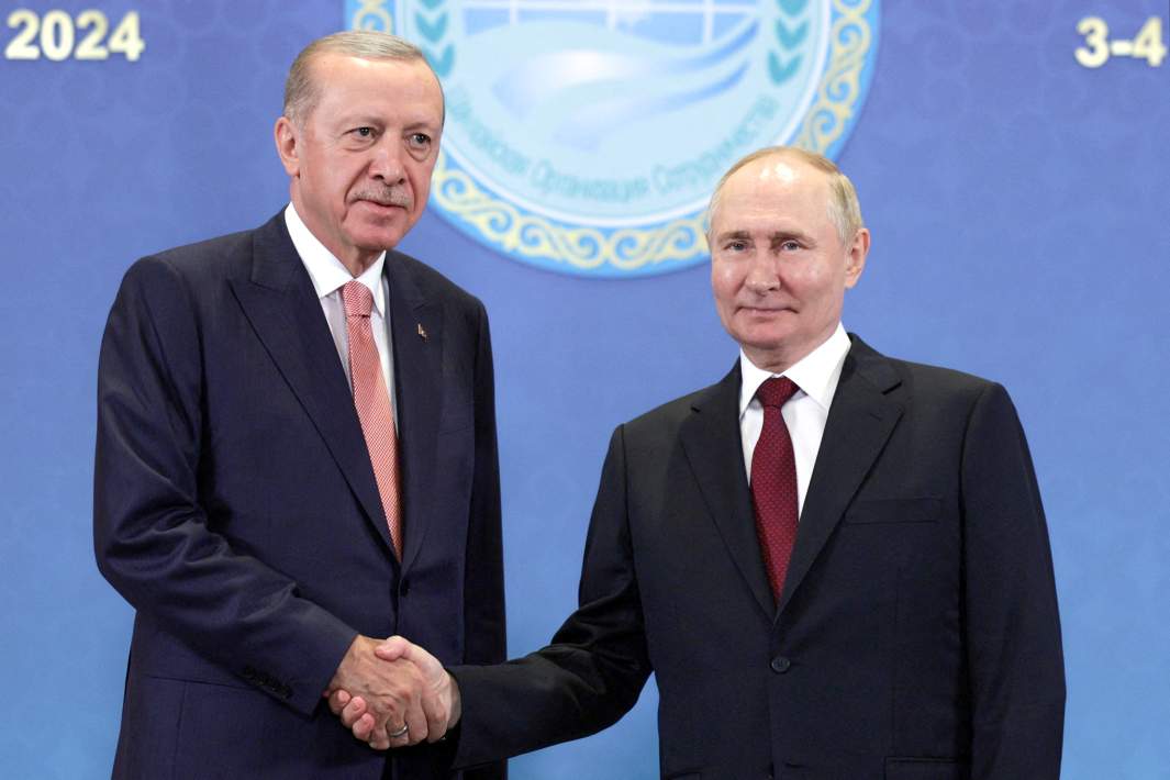 Президент России Владимир Путин пожимает руку президенту Турции Тайипу Эрдогану во время встречи на полях саммита ШОС в Астане, 3 июля 2024 года