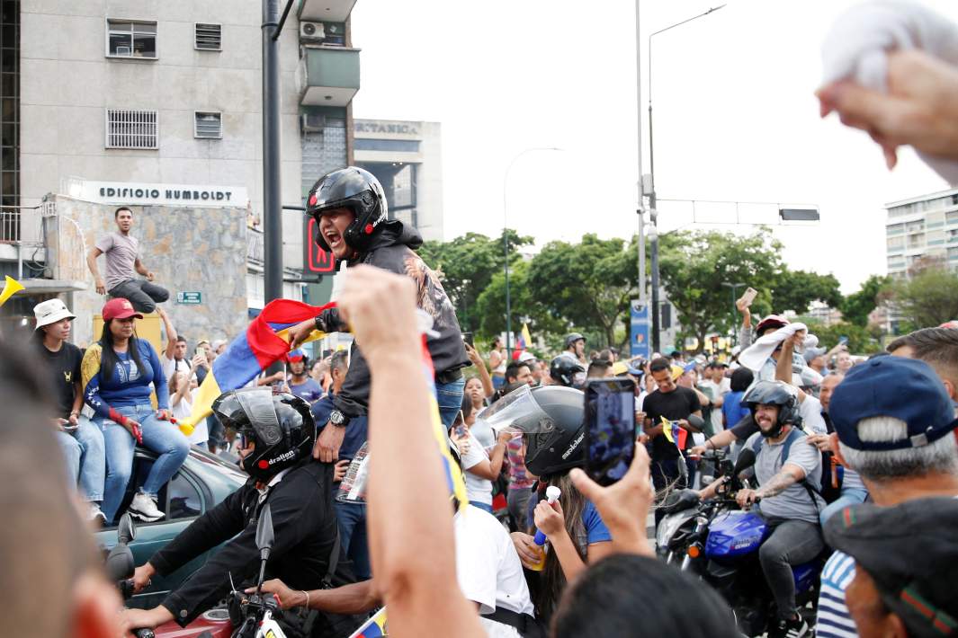 люди на улицах венесуэлы
