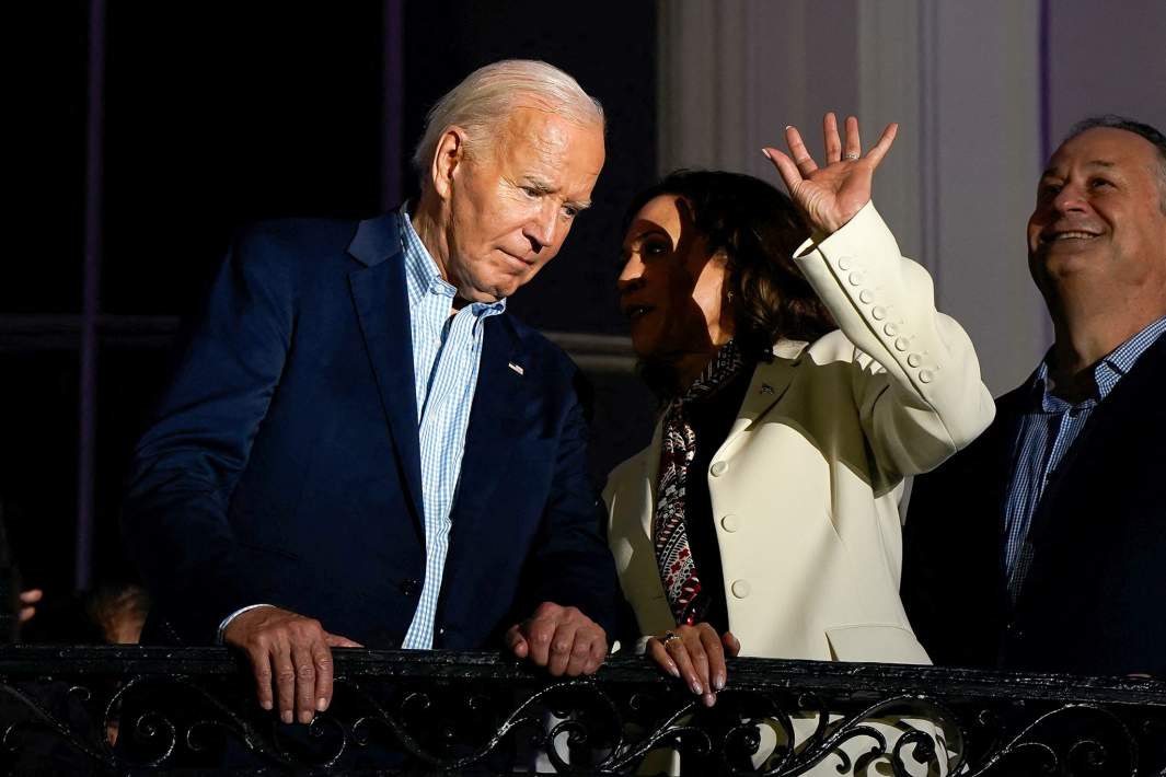 Вице-президент США Камала Харрис беседует с президентом Джо Байденом на балконе Белого дома во время празднования Дня независимости в Вашингтоне