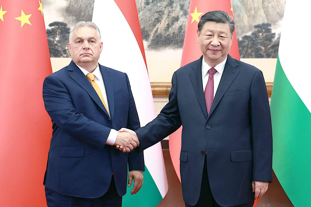 Премьер-министр Венгрии Виктор Орбан и председатель КНР Си Цзиньпин во время встречи в Пекине. 8 июля 2024 года