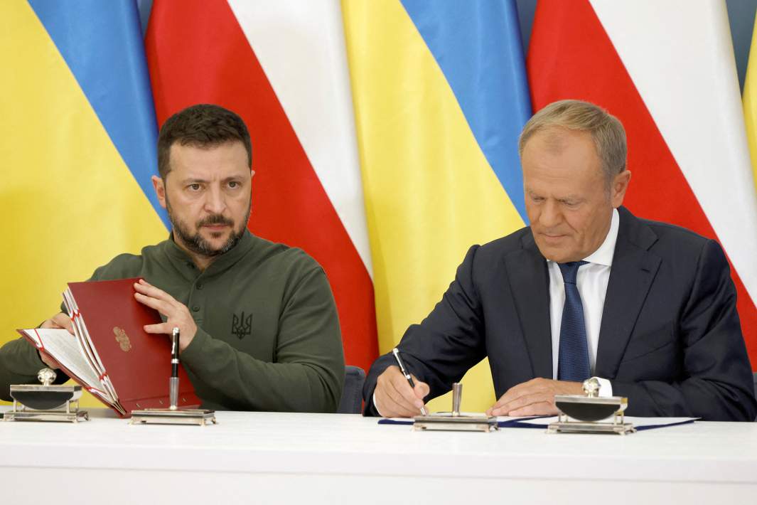 Президент Украины Владимир Зеленский (полномочия истекли 20 мая 2024 года) и премьер-министр Польши Дональд Туск подписывают соглашение о гарантиях безопасности в Варшаве. 8 июля 2024 года