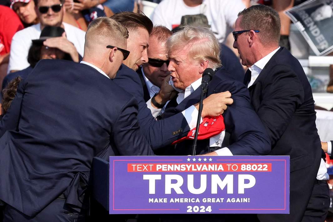 Кандидат в президенты от республиканской партии и бывший президент США Дональд Трамп во время выстрелов на предвыборном митинге в Батлере, 13 июля 2024