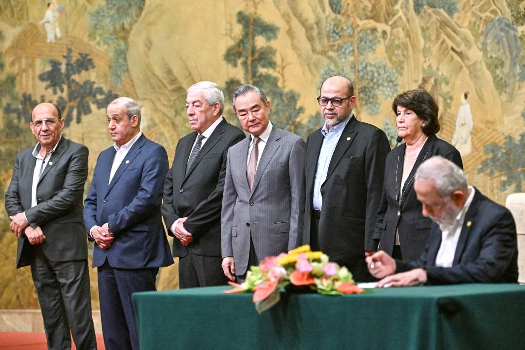 Церемония подписания Пекинской декларации членами 14 палестинских политических партий и групп в государственной резиденции Дяоюйтай. 23 июля 2024 года