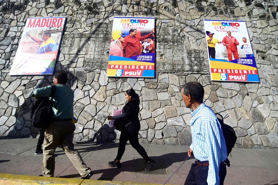 венесуэла улица украшена плакатами с Мадуро впредверии президентских выборов