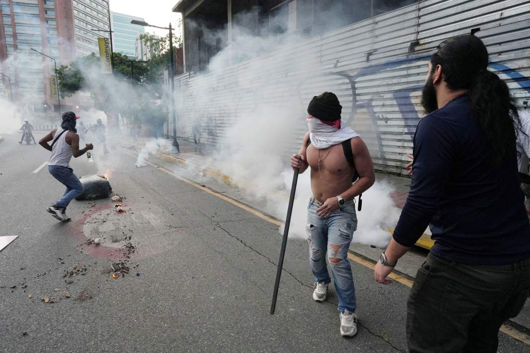 слезоточивый газ на протестах в венесуэле