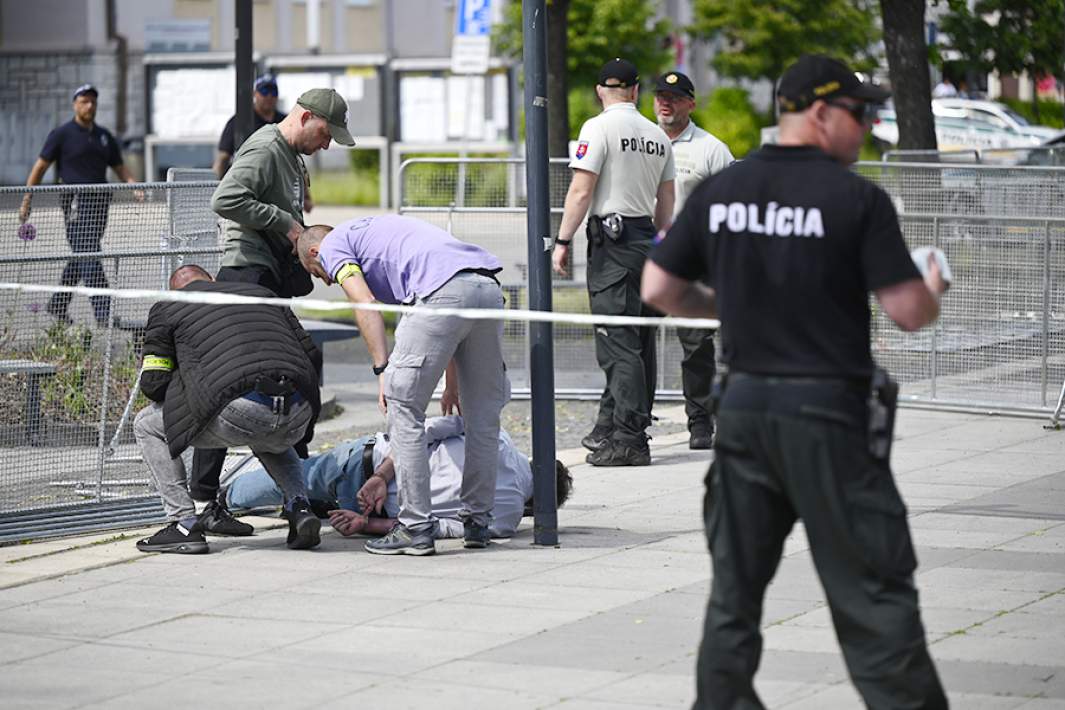 Мужчина задержан на месте покушения на премьер-министр Словакии Роберт Фицо. 15 мая 2024 год