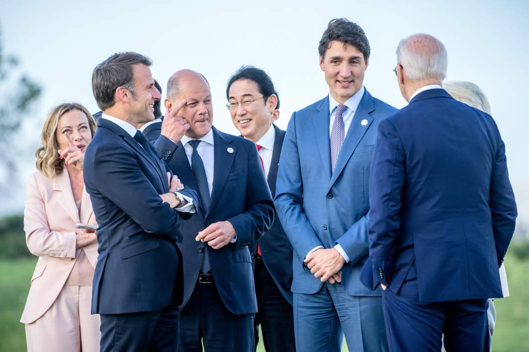 Премьер-министр Японии Фумио Кисида (в центре) на саммите G7 в Италии