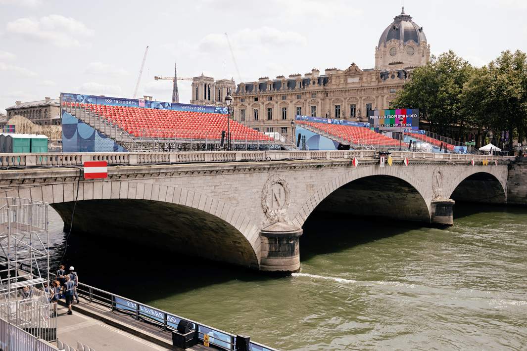 Трибуны у берега Сены в Париже перед началом Олимпийских игр