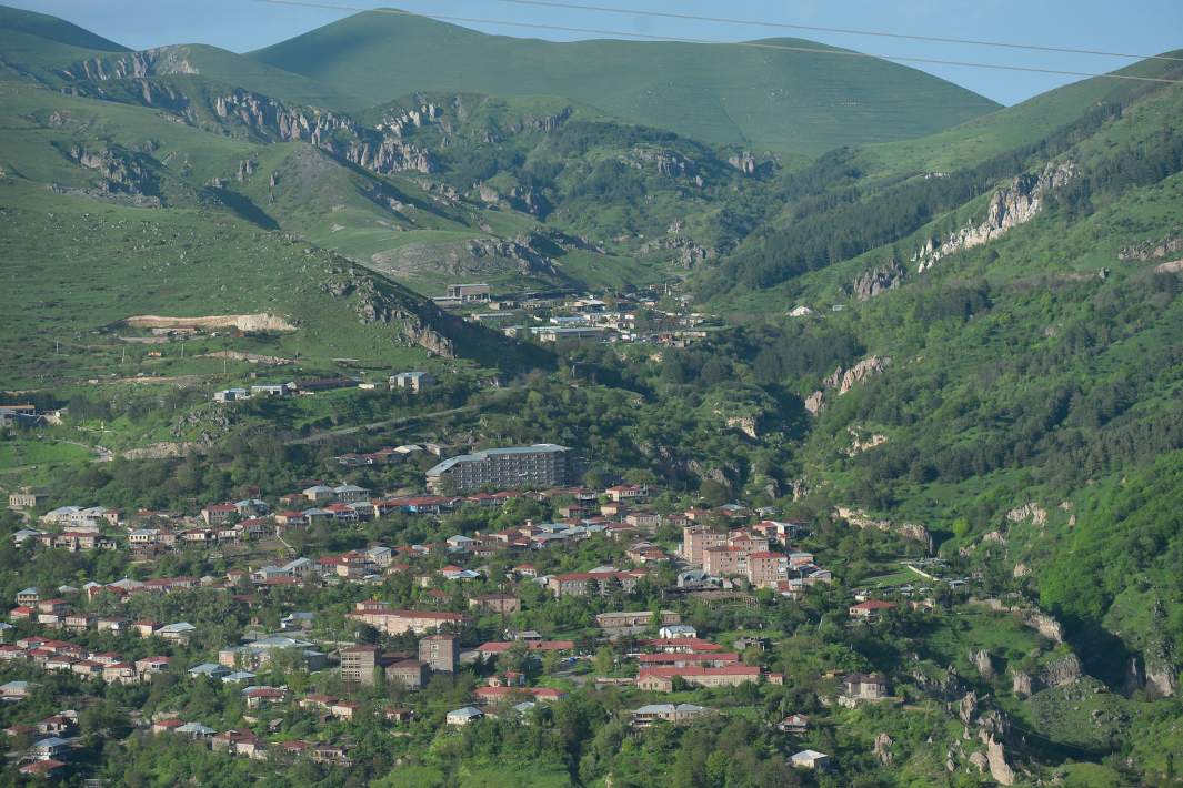 Панорамный вид на Горис и окружающие горы с главной автомагистрали А-12, соединяющей Ереван с Нагорно-Карабахской Республикой