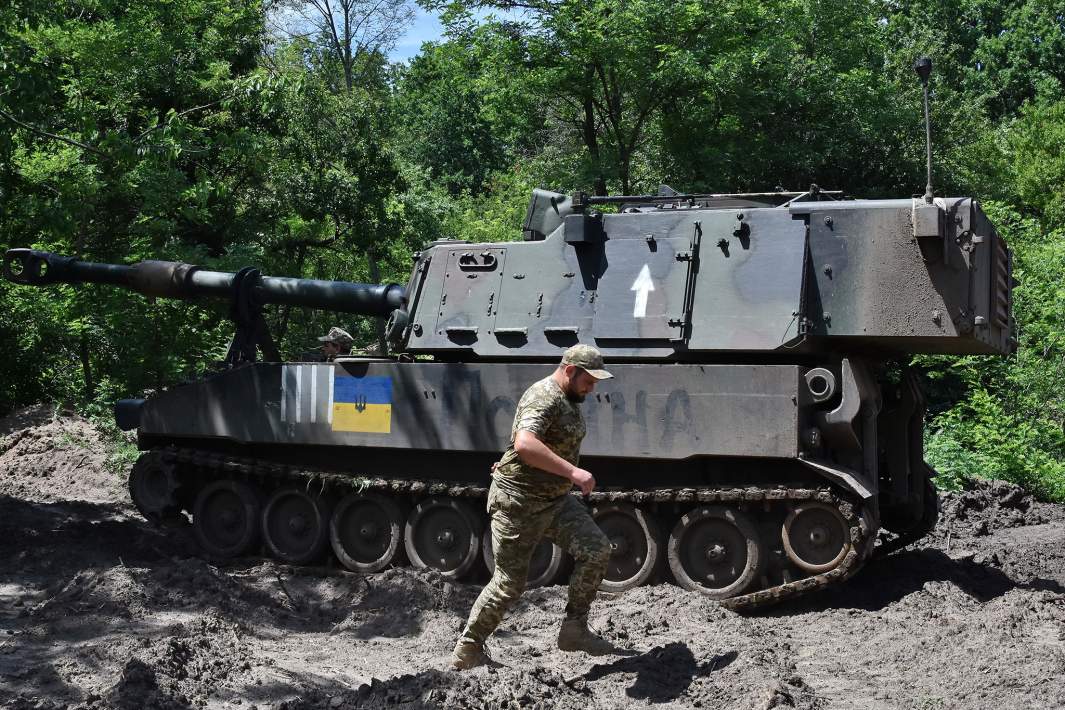 Украинский военнослужащий и 155-миллиметровая самоходная гаубица М109 «Паладин»