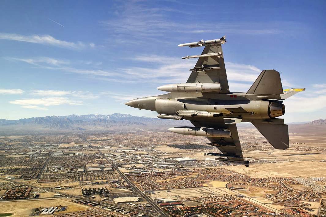 Американский многофункциональный легкий истребитель F-16