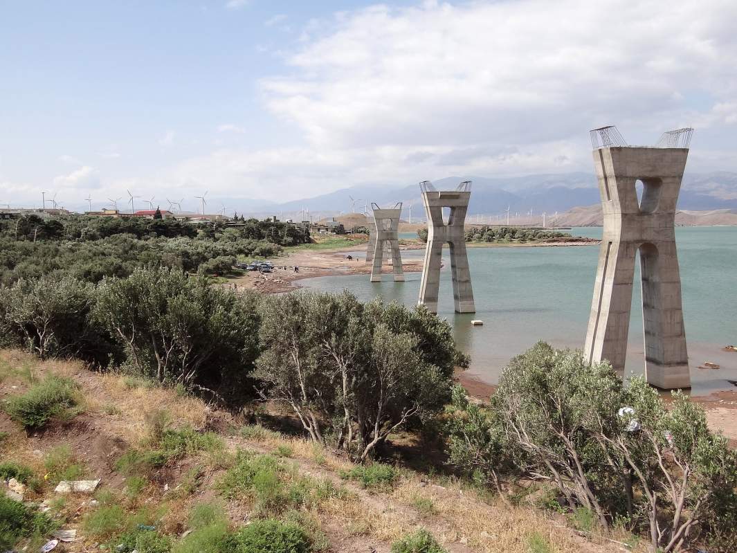 Опоры строящегося железнодорожного моста участка железной дороги Решт – Астара в Иране