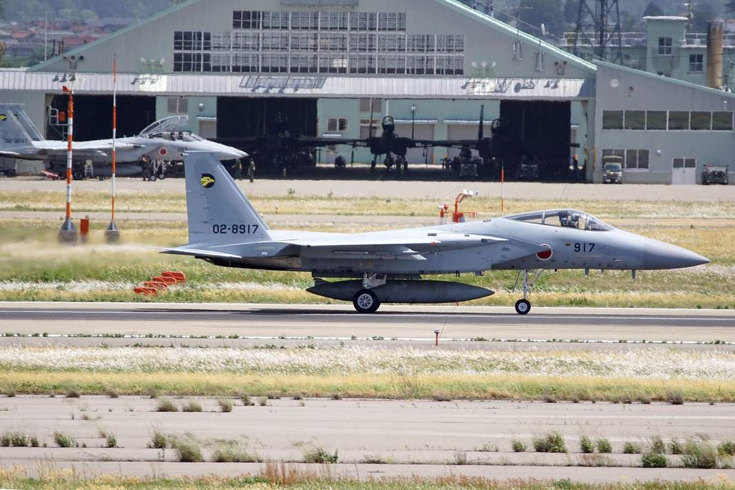 Истребители F-15 Воздушных сил самообороны Японии на одной из авиабаз