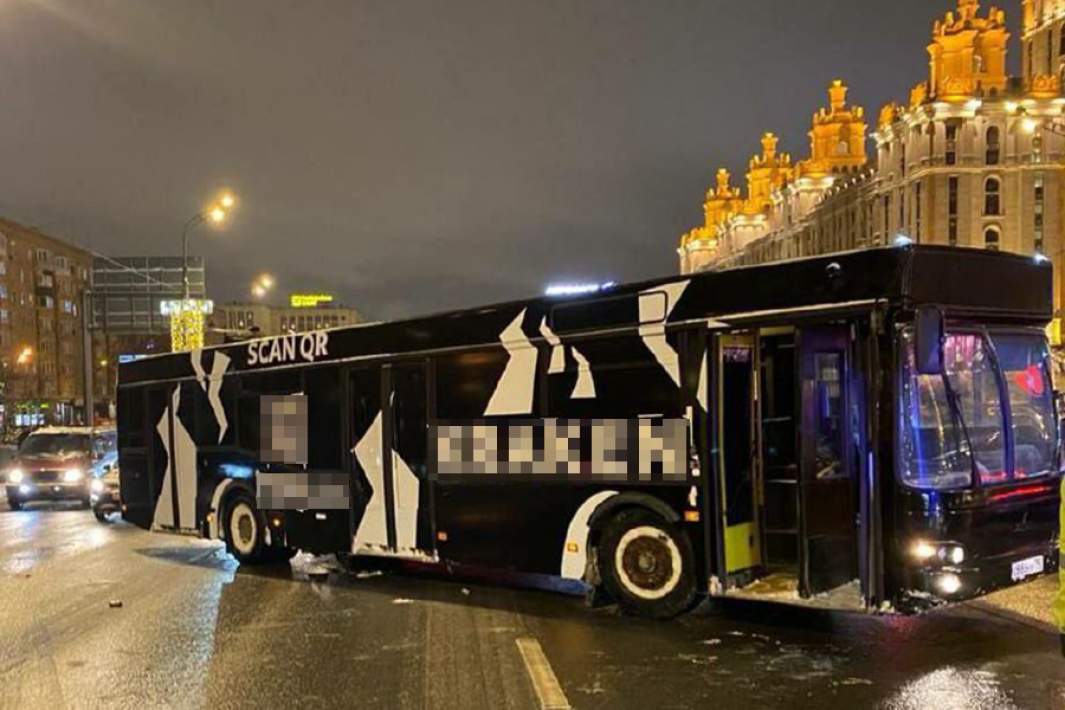 Автобус с рекламой магазина