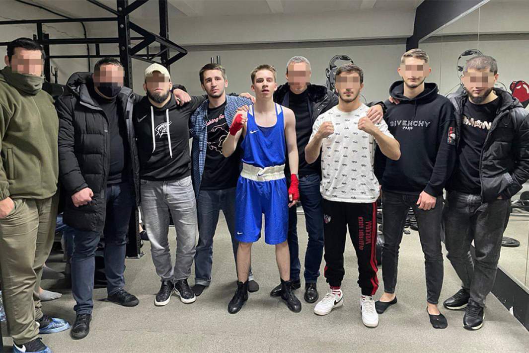 Петр Врублевский (в центре) и боец MMA Асхаб Магомедов (слева)