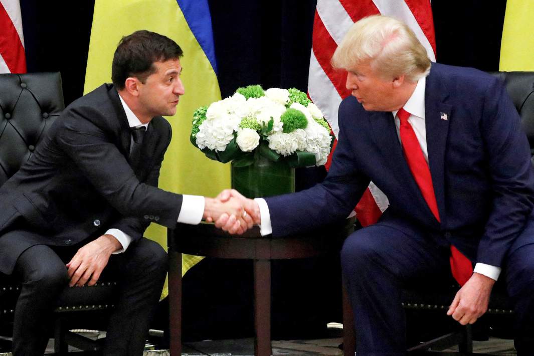 Президент Украины Владимир Зеленский приветствует президента США Дональда Трампа во время двусторонней встречи на полях 74-й сессии Генеральной Ассамблеи Организации Объединенных Наций (ГА ООН) в Нью-Йорке, Нью-Йорк, США, 25 сентября 2019 года
