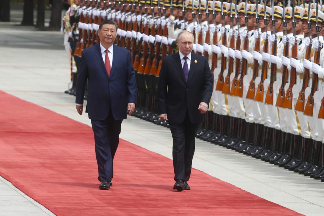 Слева направо: председатель КНР Си Цзиньпин и президент РФ Владимир Путин