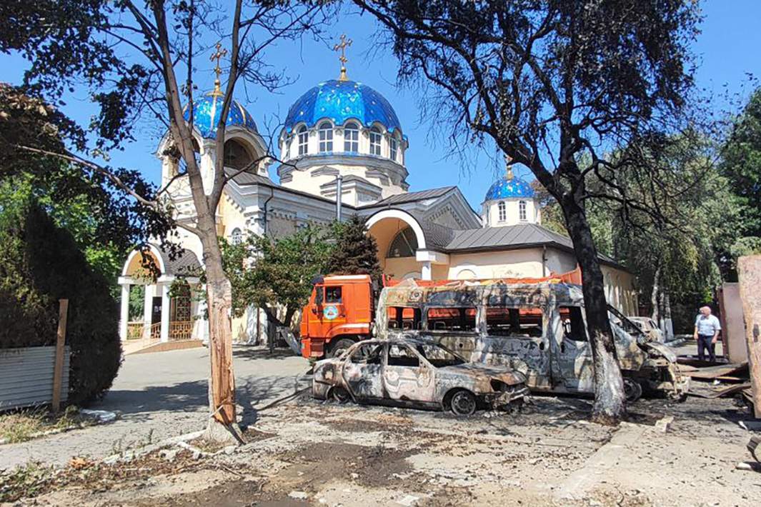 Сгоревшие машины возле Успенского собора в Махачкале. В Дагестане совершены вооруженные нападения на храмы и синагогу