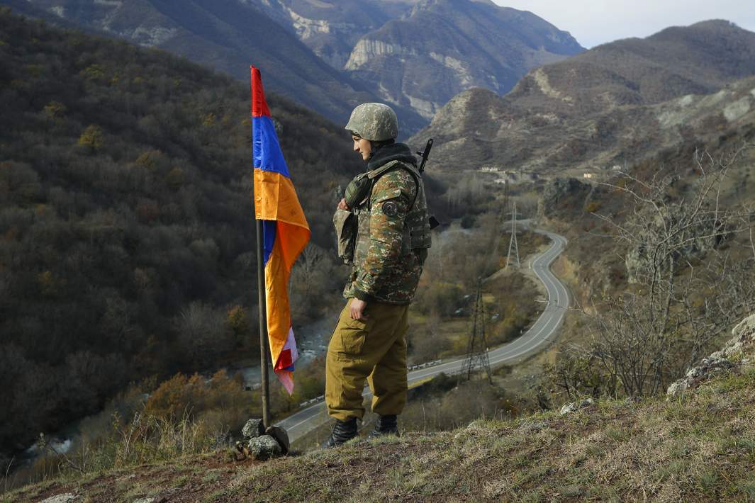 Флаг Армении, горы, солдат