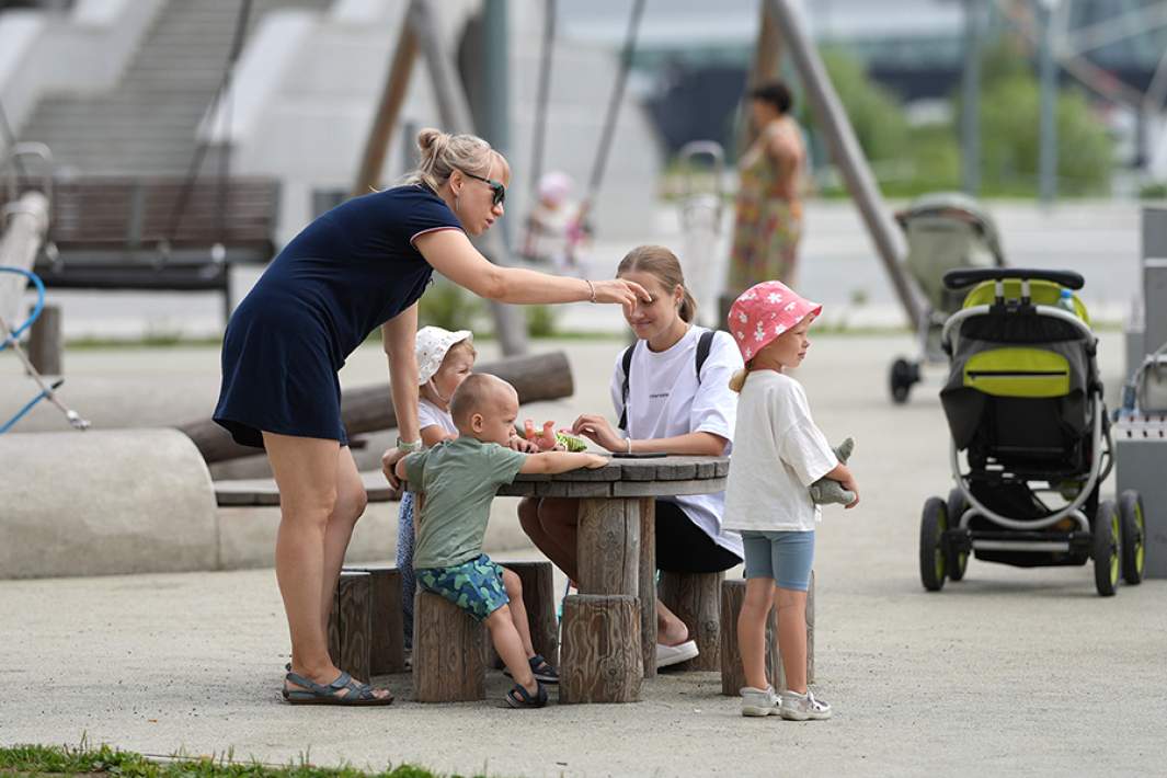 Семья с детьми на детской площадке