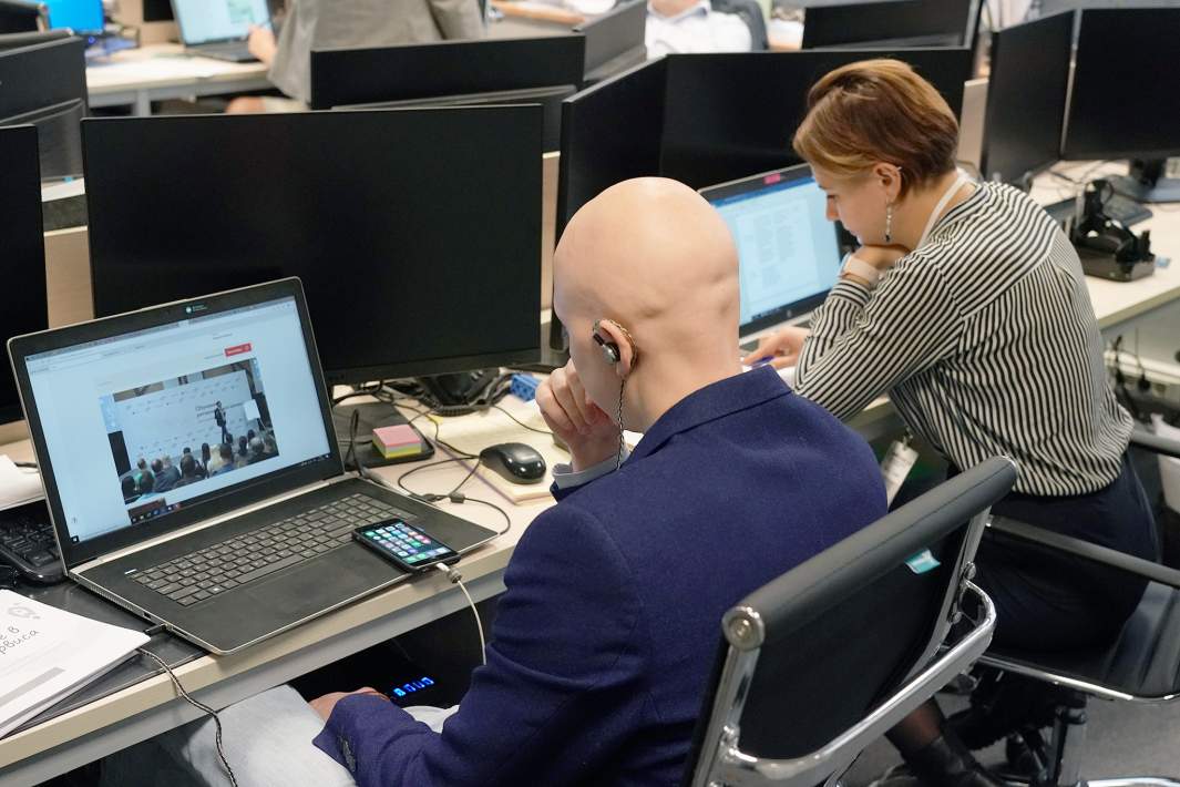 люди работают в офисе смотрят в компьютер