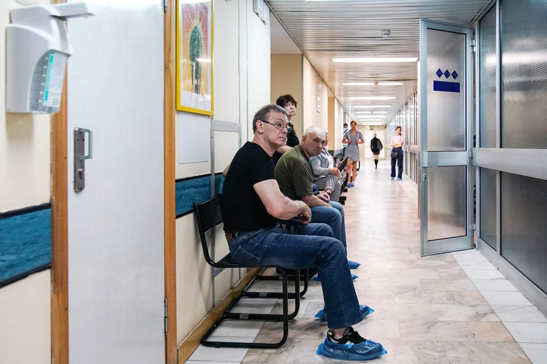 люди в очереди в коридоре больницы русские 
