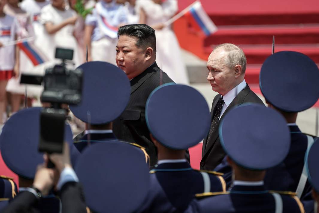 Президент РФ Владимир Путин и лидер КНДР Ким Чен Ын во время церемонии официальной встречи на площади имени Ким Ир Сена в Пхеньяне. 19 июня 2024 года