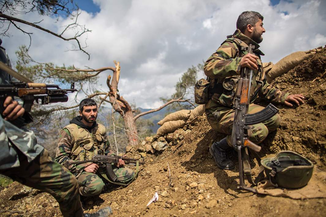 Солдаты сирийской армии на линии фронта возле города Кесаб, захваченного исламистами на сирийско-турецкой границе. 2014 год