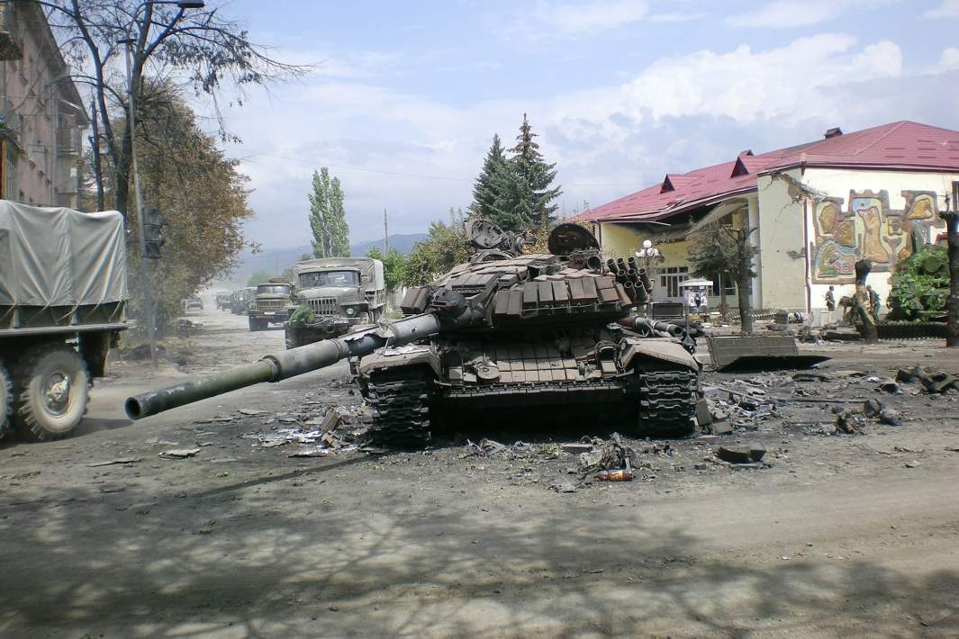 Уничтоженный грузинский танк на улице в Цхинвали. 13 августа 2008 года