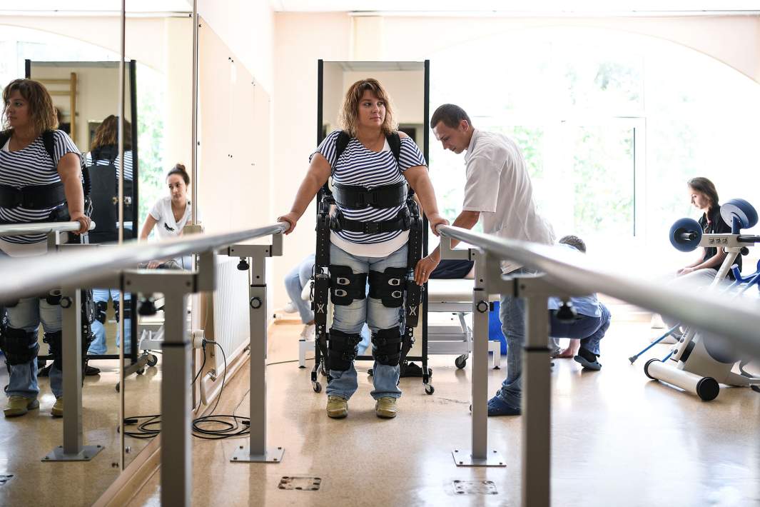 женщина инвалид проходит реабилитацию