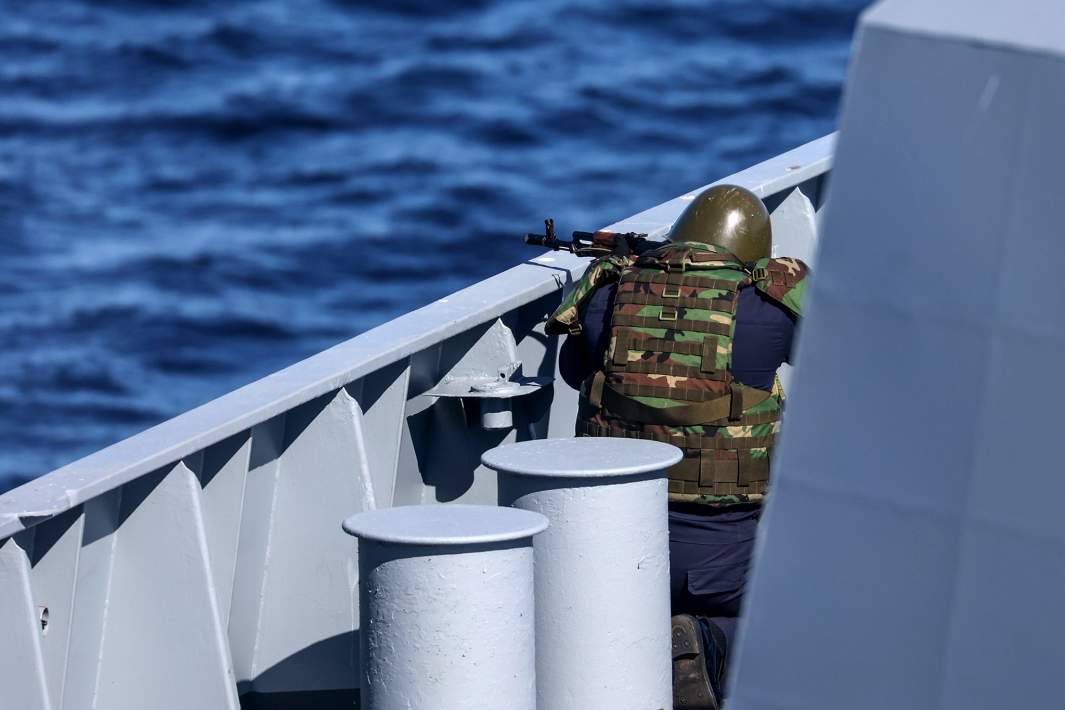 Военнослужащий на учении Северного флота в акватории Баренцева моря