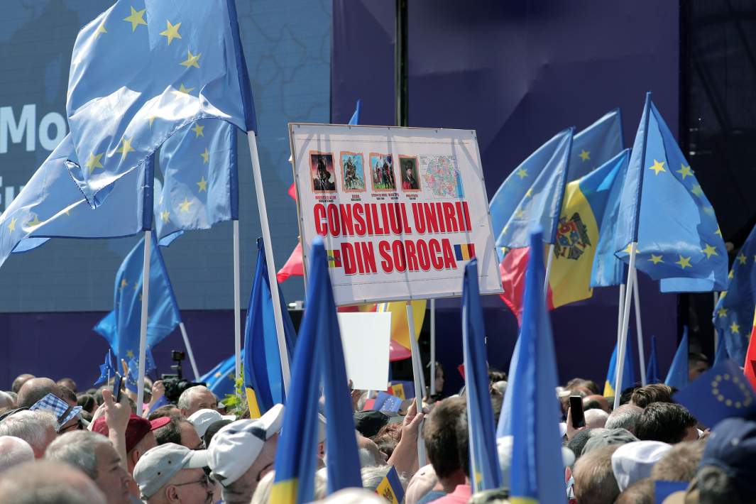 Участники митинга в поддержку евроинтеграции на площади Великого национального собрания в Кишиневе. 21 мая 2023 года