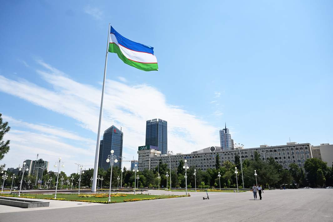 Флаг Узбекистана в Ташкенте на площади в центре города