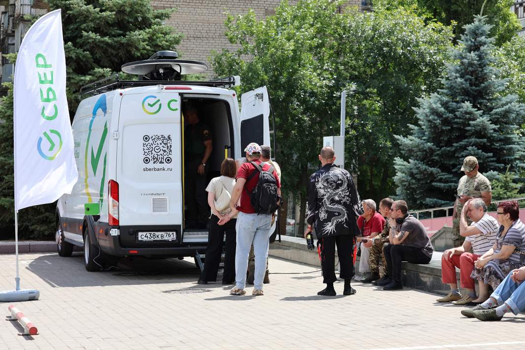 Работа мобильного банка «Сбер» в центре Донецка